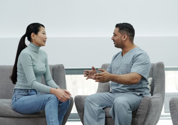 Fachperson in einer Oviva Konsultation