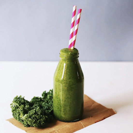 Grüner Smoothie mit Spinat, Banane & Beeren