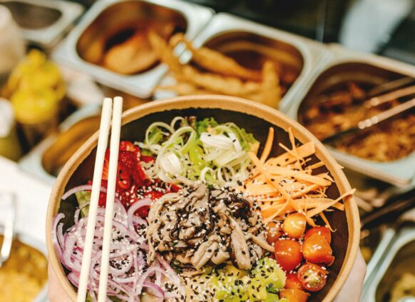 Eine Salatbowl mit buntem emüse und gesunden Fetten.