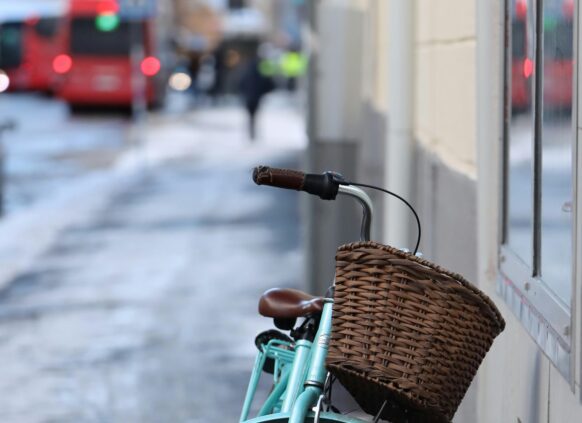 Türkises Fahrrad mit Korb am Lenker