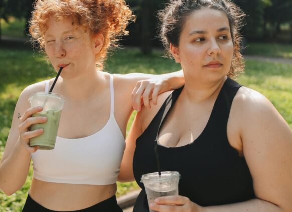 Zwei leicht übergewichtige Frauen im Park