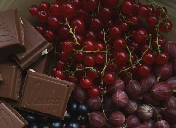 Dunkle Schokolade und Beeren