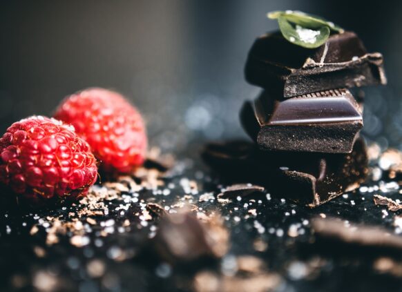 Dunkle Schokolade und Beeren