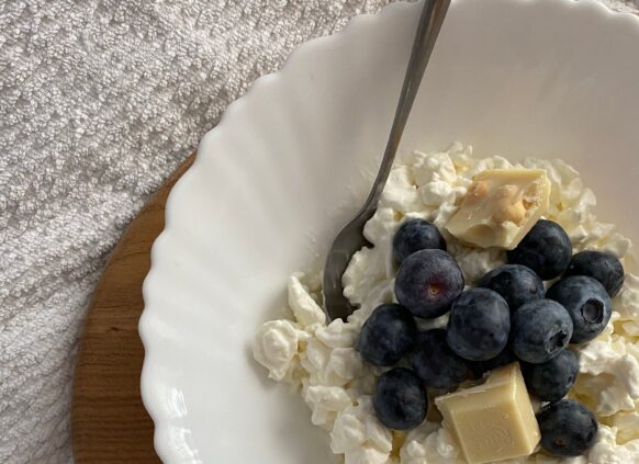 Hirtenkäse mit Beeren