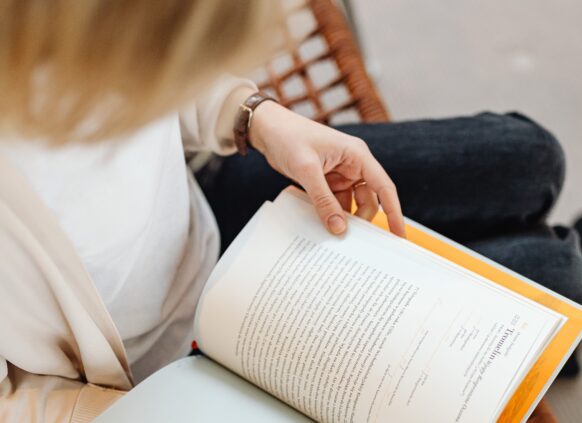 Frau liest Buch