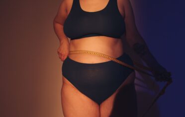 Frau hat Maßband um Taille