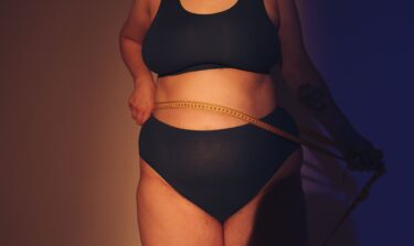 Frau hat Maßband um Taille
