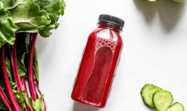 Ein dunkelroter Smoothie aus rote Bete, Gurke und Apfel