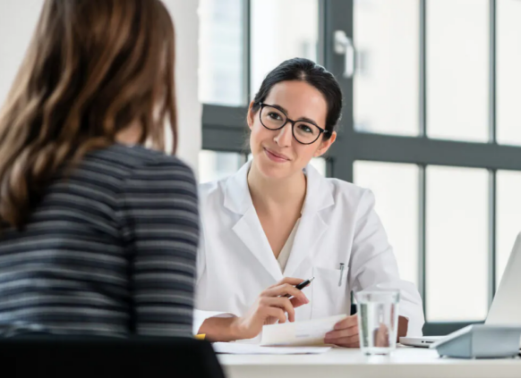 Patientengespräch mit Ärztin