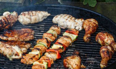 Grill voller Fleisch und Gemüse