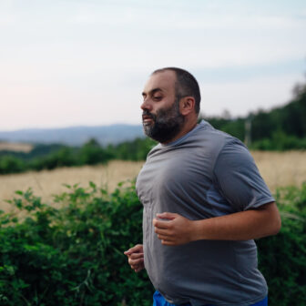 Man joggt im Feld