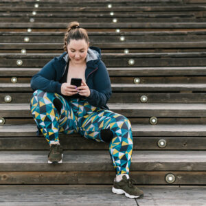 Frau_Smartphone_Treppe