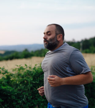 Mann geht joggen