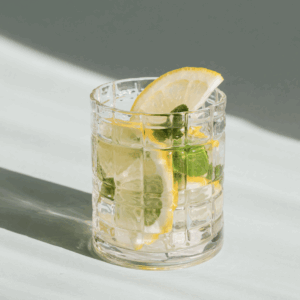 Glas Wasser mit Zitrone und Minze