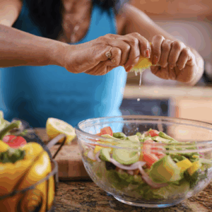 Frau macht gesunden Salat