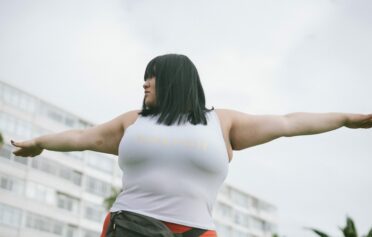 Frau mit Adipositas macht draussen Sport