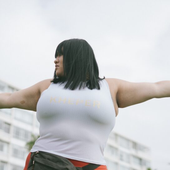 Frau mit Adipositas macht draussen Sport