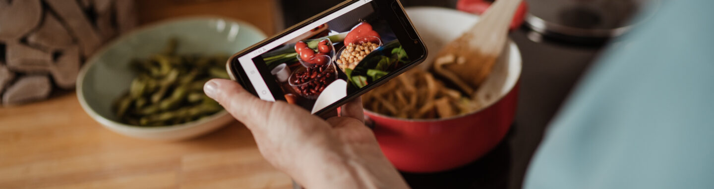 Person am kochen mit der Oviva App