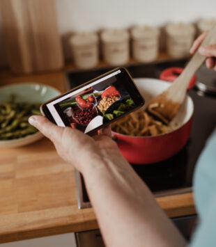 Person am kochen mit der Oviva App