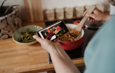 Person am kochen mit der Oviva App