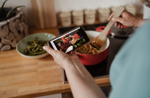 Person am kochen mit der Oviva App