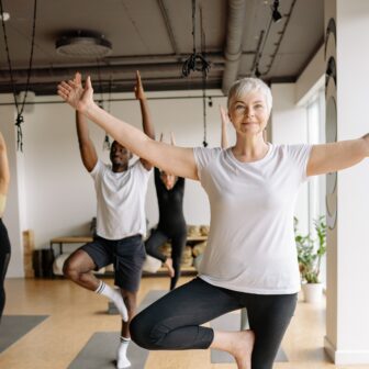 ältere Frau macht Yoga