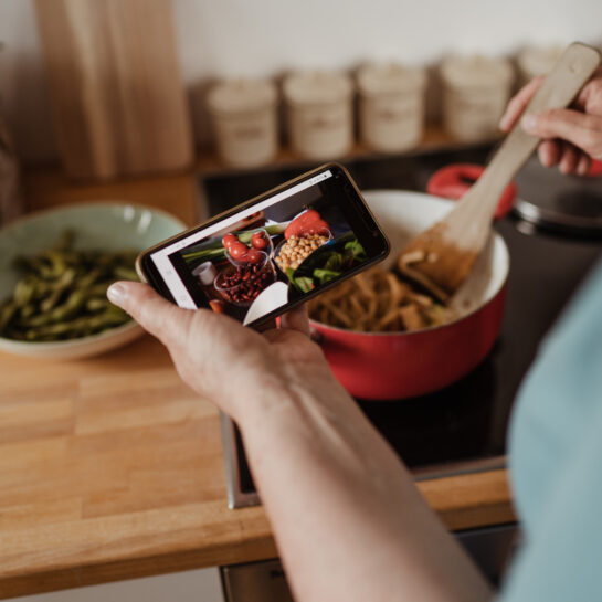 Person kocht mithilfe der Oviva App