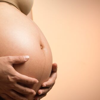 Schwangere Frau mit Babybauch