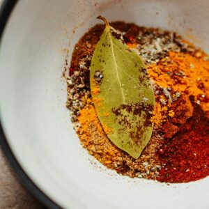 Eine Schale mit verschiedenen bunten Gewürzen darin.