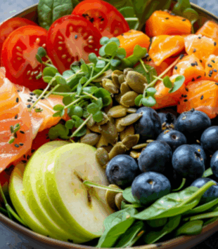 Ein blutdruckfreundlicher Salat au Spinat, Obst und Lachs.