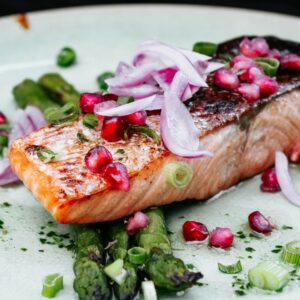 Lachs gebraten mit Zwiebeln und grünem Spargel