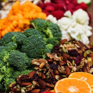 Eine großer Berg aus Brokoli, Nüssen, Obst und Gemüse