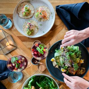 Tisch mit gesundem Essen