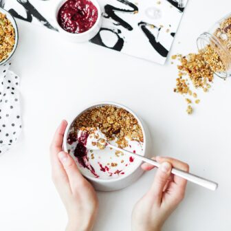 Gesundes Frühstück mit Joghurt