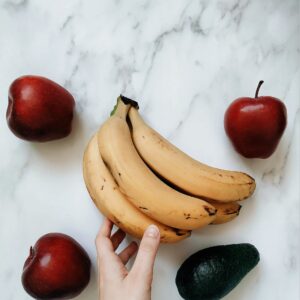 Bananen und Äpfel auf Marmorplatte