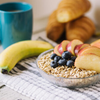Gesundes Frühstück mit Obst und Haferflocken
