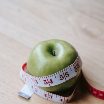 Apfel in einem Messband