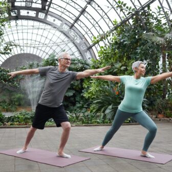 Älteres Pärchen macht Yoga