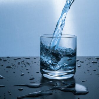 In ein Glas wird Wasser gegossen