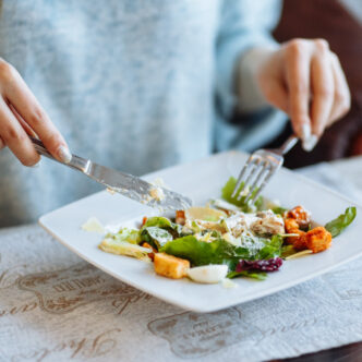 Frau isst einen Salat