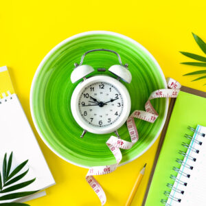 Uhr auf einem Teller