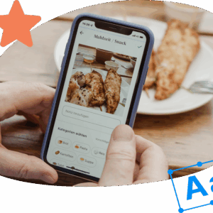 Person fotografiert ihren Teller mit der Oviva App