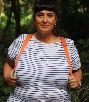 Plus size Frau im gestreiften T-Shirt im Wald
