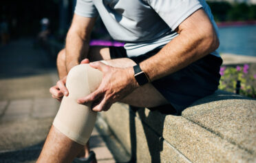 Älterer Mann mit Knie Schmerzen