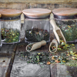 Verschiedene Kräutersorte in Gläsern