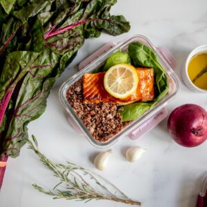 Eine Mealprep Dose mit einer Quinoa Lachs Bowl.