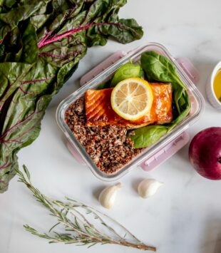 Eine Mealprep Dose mit einer Quinoa Lachs Bowl.