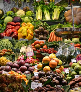 Eine Gemüsetheke im Supermarkt mit einer großen Auswahl an Obst und Gemüse.