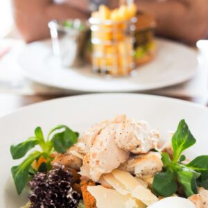 Ein gesunder und proteinreicher Salat mit Huhn und Ei.