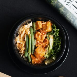 Eine gesunde proteinreiche Tofu Bowl aus pflanzlichen Proteinen.